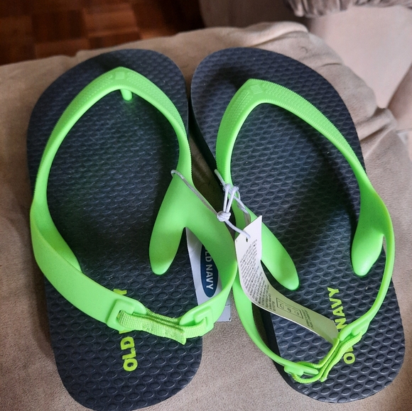 Toddler Guess Shorts/ T shirt/Flip Flops - Picture 3 of 3